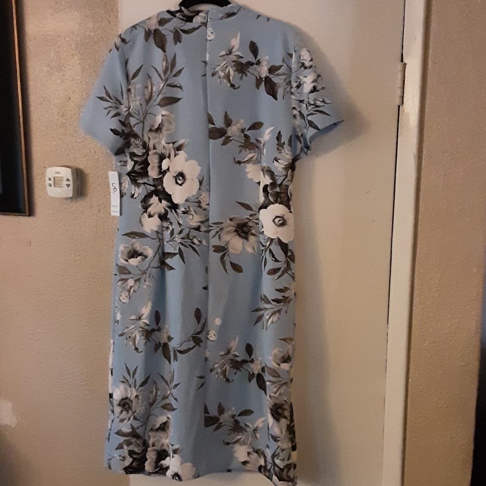 Dress - Picture 3 of 3